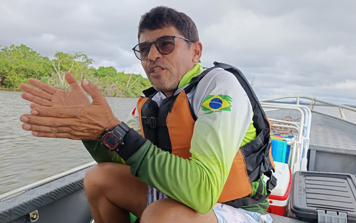 O biólogo Paulo Amorim guia passeios pelo Rio Xingu, em Altamira, no Pará