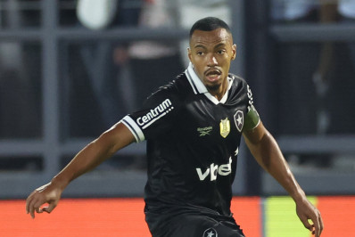 Marlon Freitas se machuca em choque de cabeça e deixa o campo de ambulância