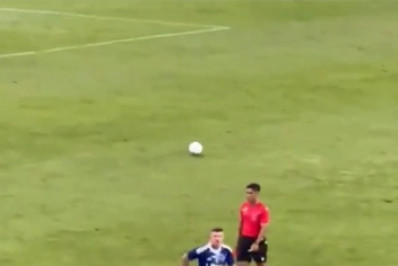 Ex-Flamengo leva soco na cara de companheiro durante confusão em amistoso na Europa; veja