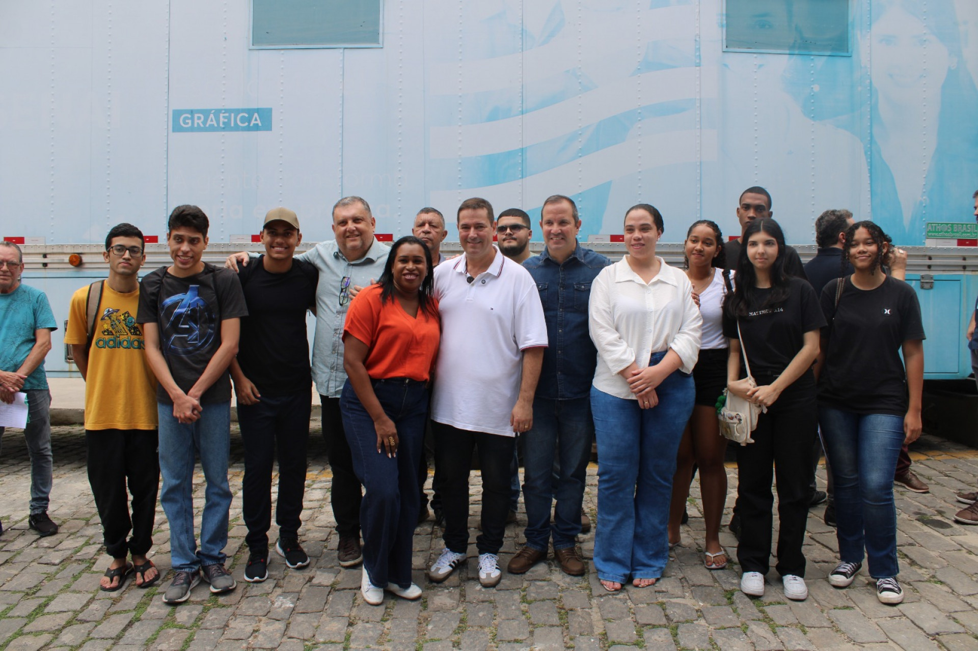 Prefeito L&eacute;o Vieira (centro) prestigiou o lan&ccedil;amento do curso em parceria com a Firjan SENAI SESI e SIGRARJ - Gabi Mattos/ PMSJM