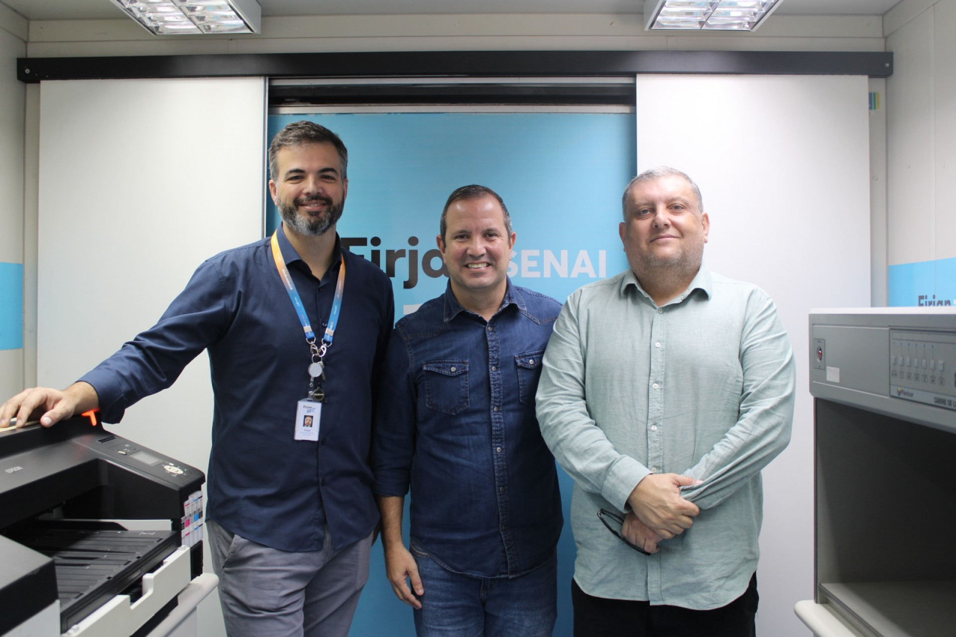 Representantes da Firjan e SIGRARJ, com o secret&aacute;rio municipal de Trabalho e Renda, Bruno Correia (centro) - Gabi Mattos/ PMSJM