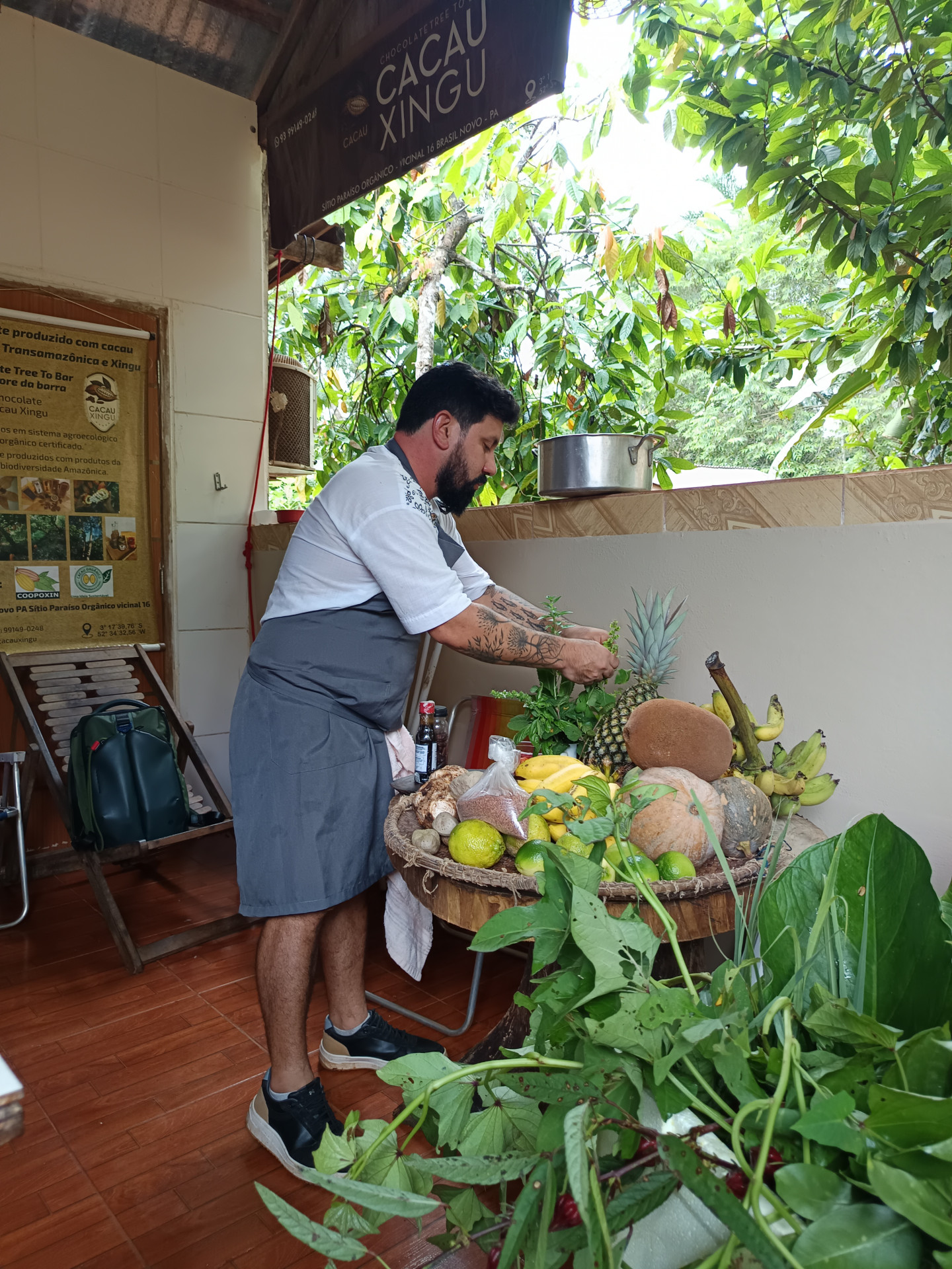 O chef Léo Modesto preparou um almoço no sítio Cacau Xingu, no município de Novo Horizonte, por ocasião do Xingu Chocolat, em Altamira, no Pará