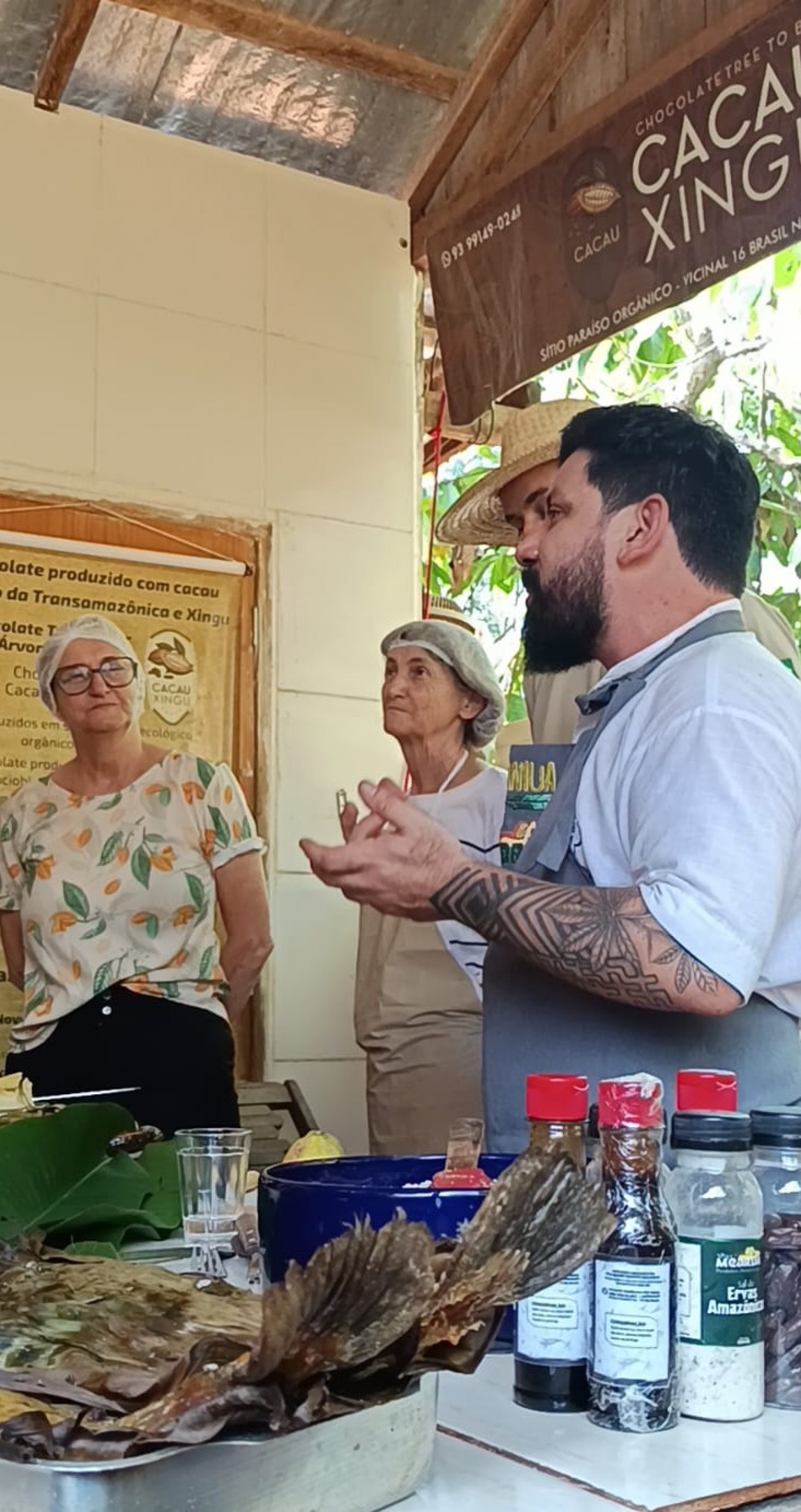 Jiovanna Lunelli (à esquerda), à frente do sítio Cacau Xingu, no município de Novo Horizonte, ouve as explicações do chef Léo Modesto