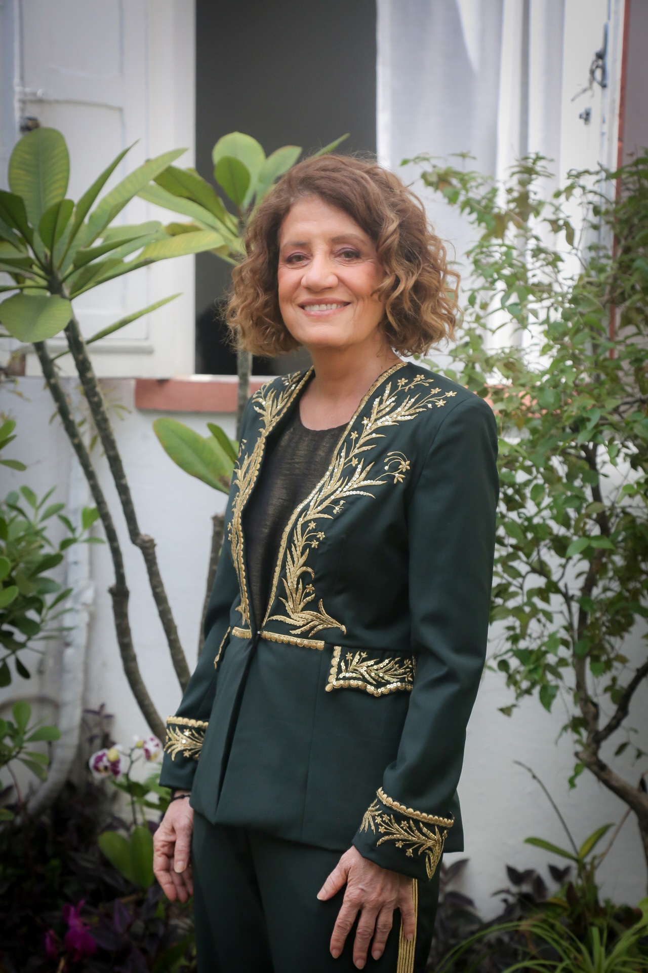 Jornalista Miriam Leitão posa com fardão que usará na posse - André Feltes / ABL