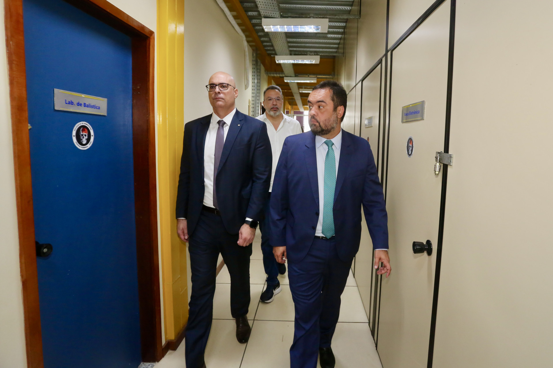 O governador Cl&aacute;udio Castro, o secret&aacute;rio de Pol&iacute;cia Civil Felipe Curi e o prefeito M&aacute;rcio Canella - Philippe Lima/Divulga&ccedil;&atilde;o