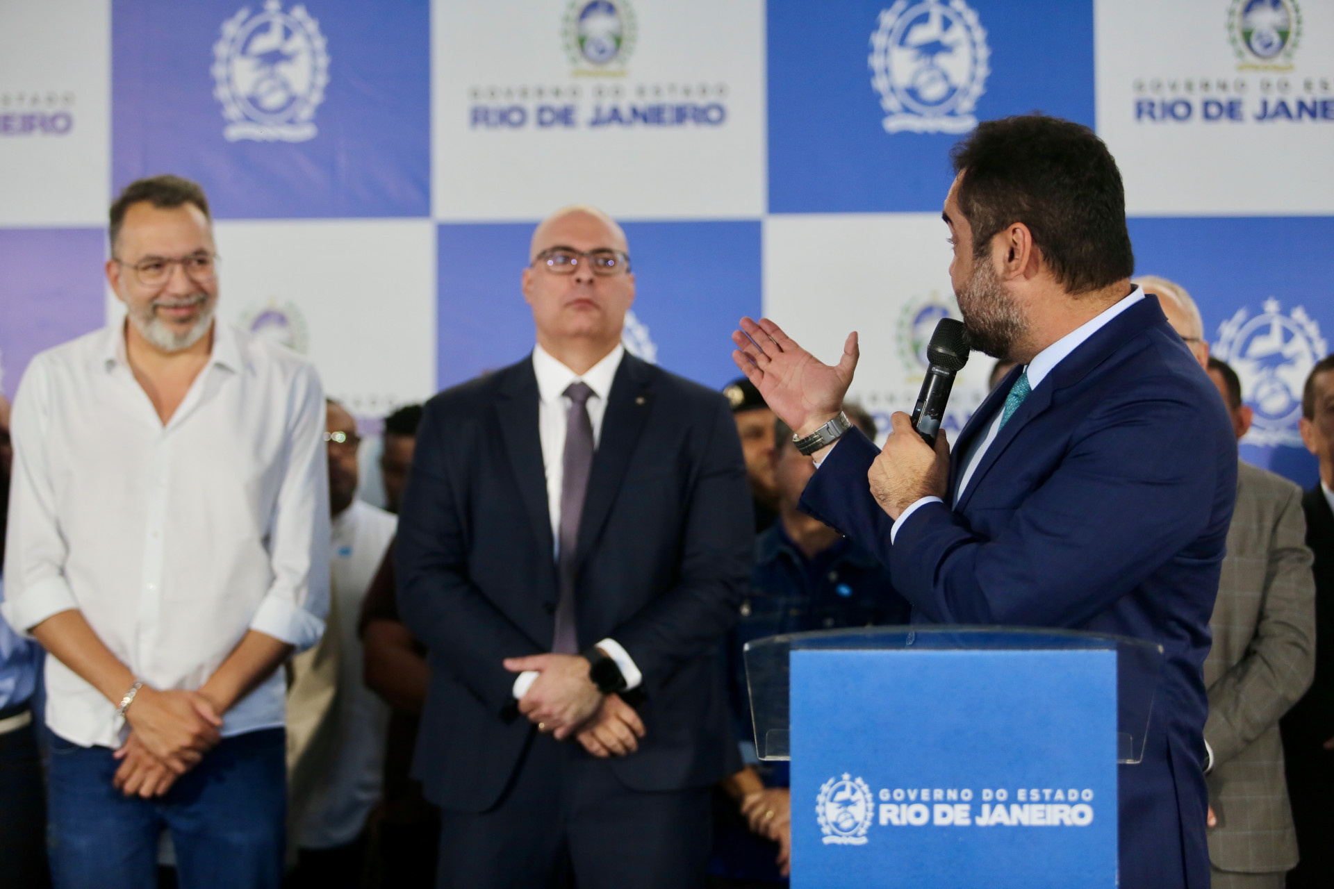 O governador Cl&aacute;udio Castro, o secret&aacute;rio de Pol&iacute;cia Civil Felipe Curi e o prefeito M&aacute;rcio Canella - Philippe Lima/Divulga&ccedil;&atilde;o