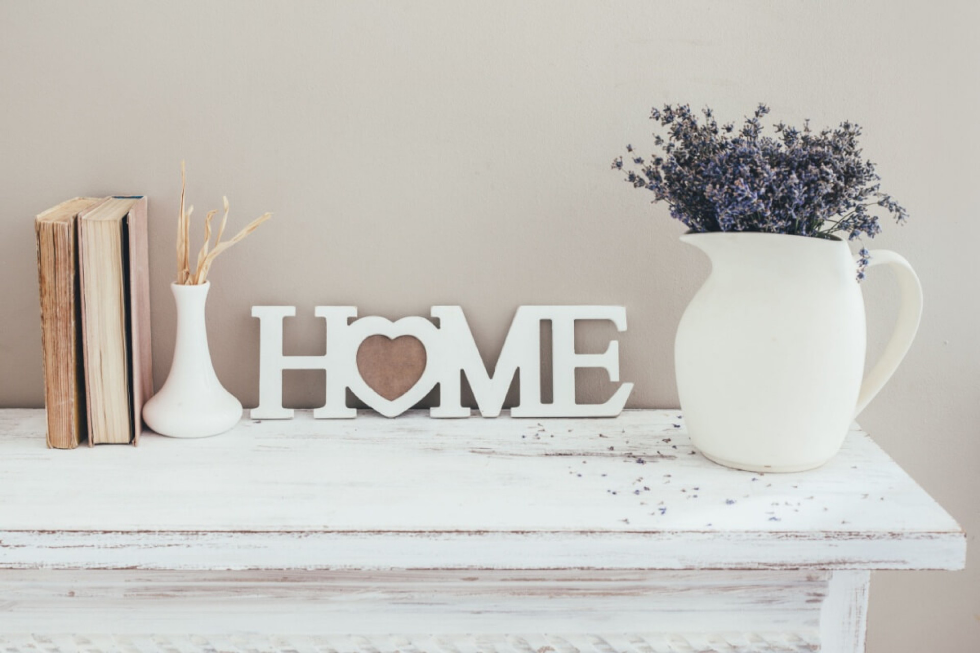 As placas com frases ou palavras t&ecirc;m sido elementos muito presentes na decora&ccedil;&atilde;o dos ambientes nos &uacute;ltimos anos (Imagem: Alena Ozerova | Shutterstock)