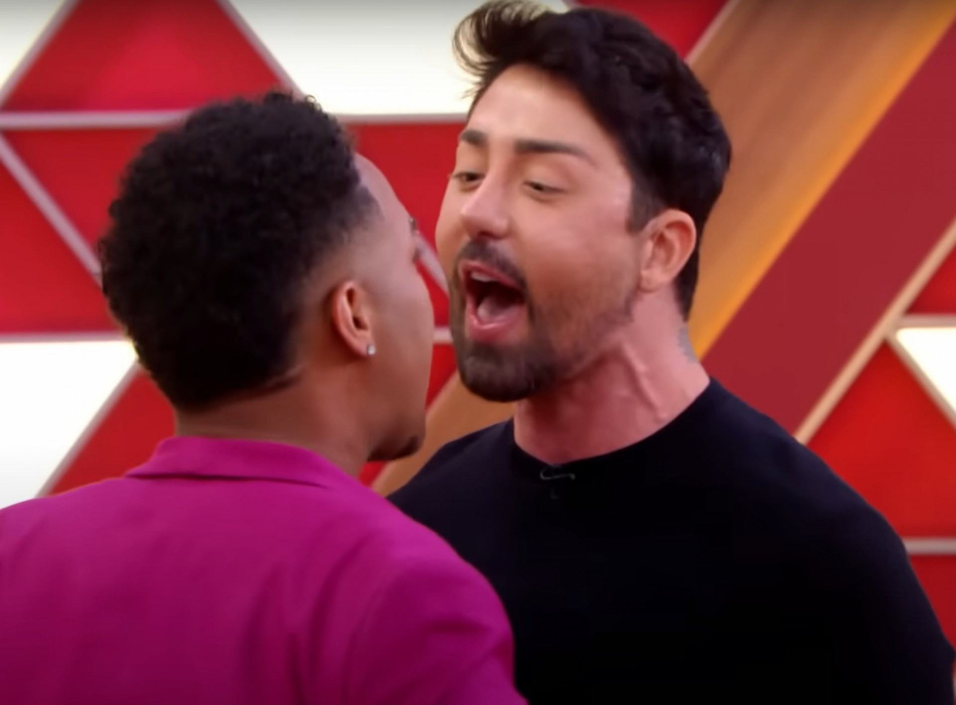 Rico Melquiades briga com participante do 'Casos de Família' - Reprodução de vídeo