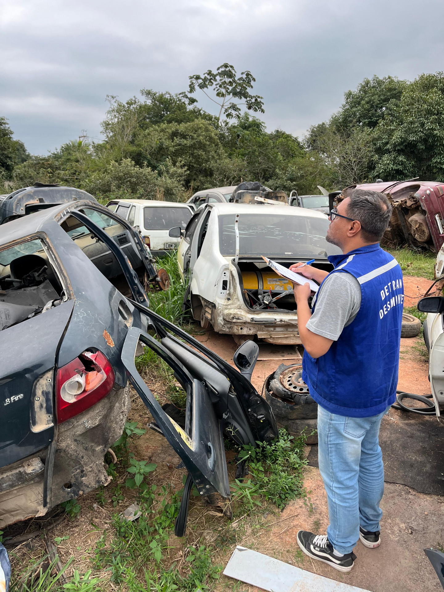 Ferro-velho em área rural de Saquarema foi interditado com mais de 140 carcaças de veículos - Divulgação
