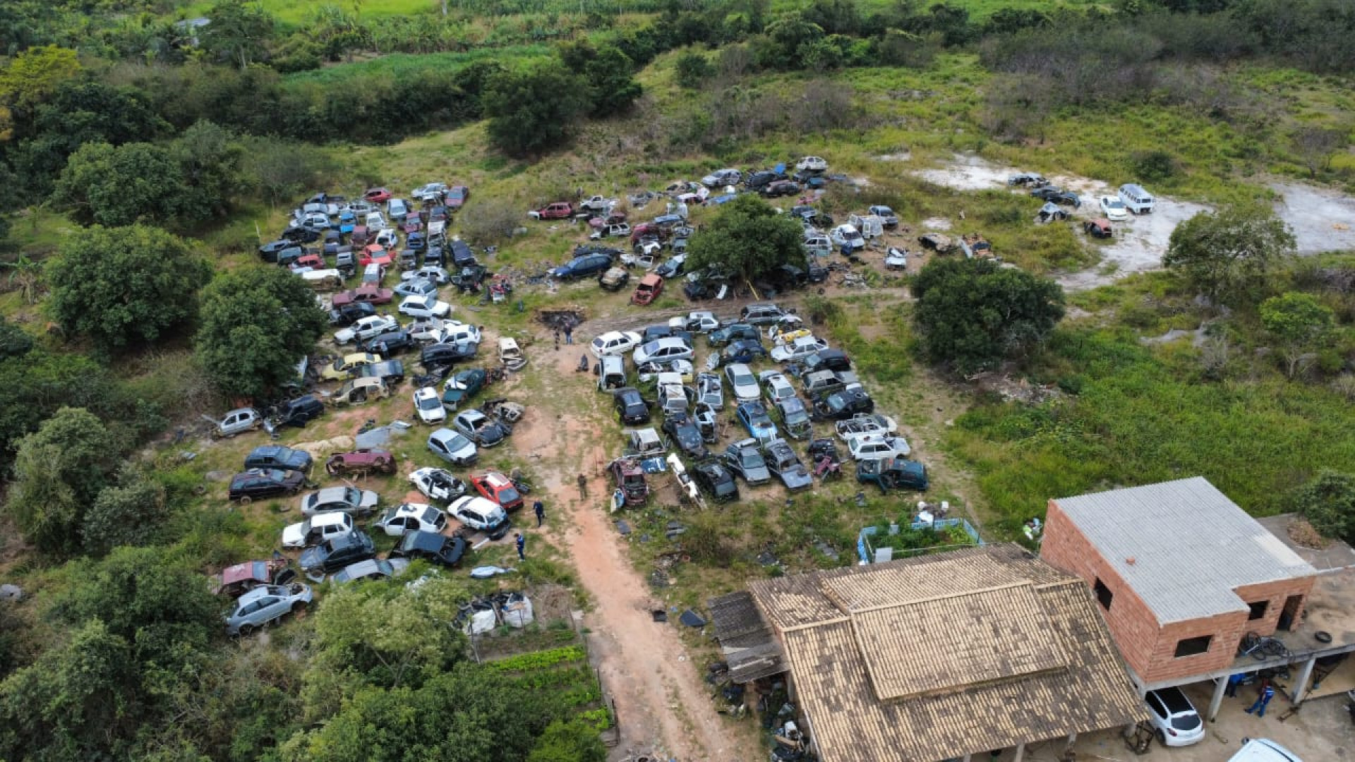 Ferro-velho em área rural de Saquarema foi interditado com mais de 140 carcaças de veículos - Divulgação