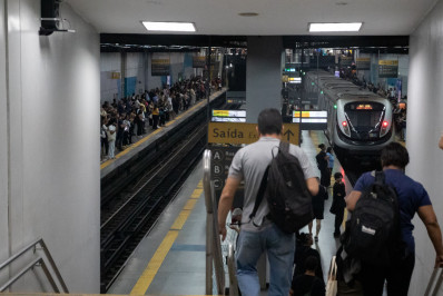 Projeto de lei prevê multa para quem usa aparelhos sonoros sem fone de ouvido nos transportes do Rio