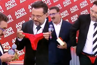 Ao vivo, Ratinho presenteia Geraldo Luís com calcinha