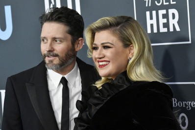 Ex-marido de Kelly Clarkson morre aos 48 anos e cantora adia shows em Las Vegas