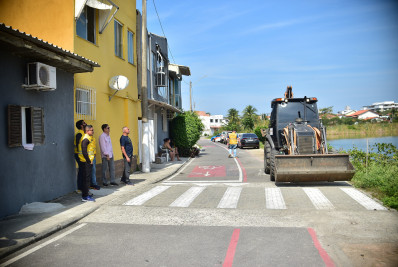 Niterói remove deck irregular na Lagoa de Piratininga