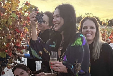 Sandy surge em foto rara com a sogra durante comemoração familiar