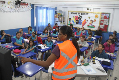 São Gonçalo ensina sobre educação no trânsito em escola no Jardim Alcântara