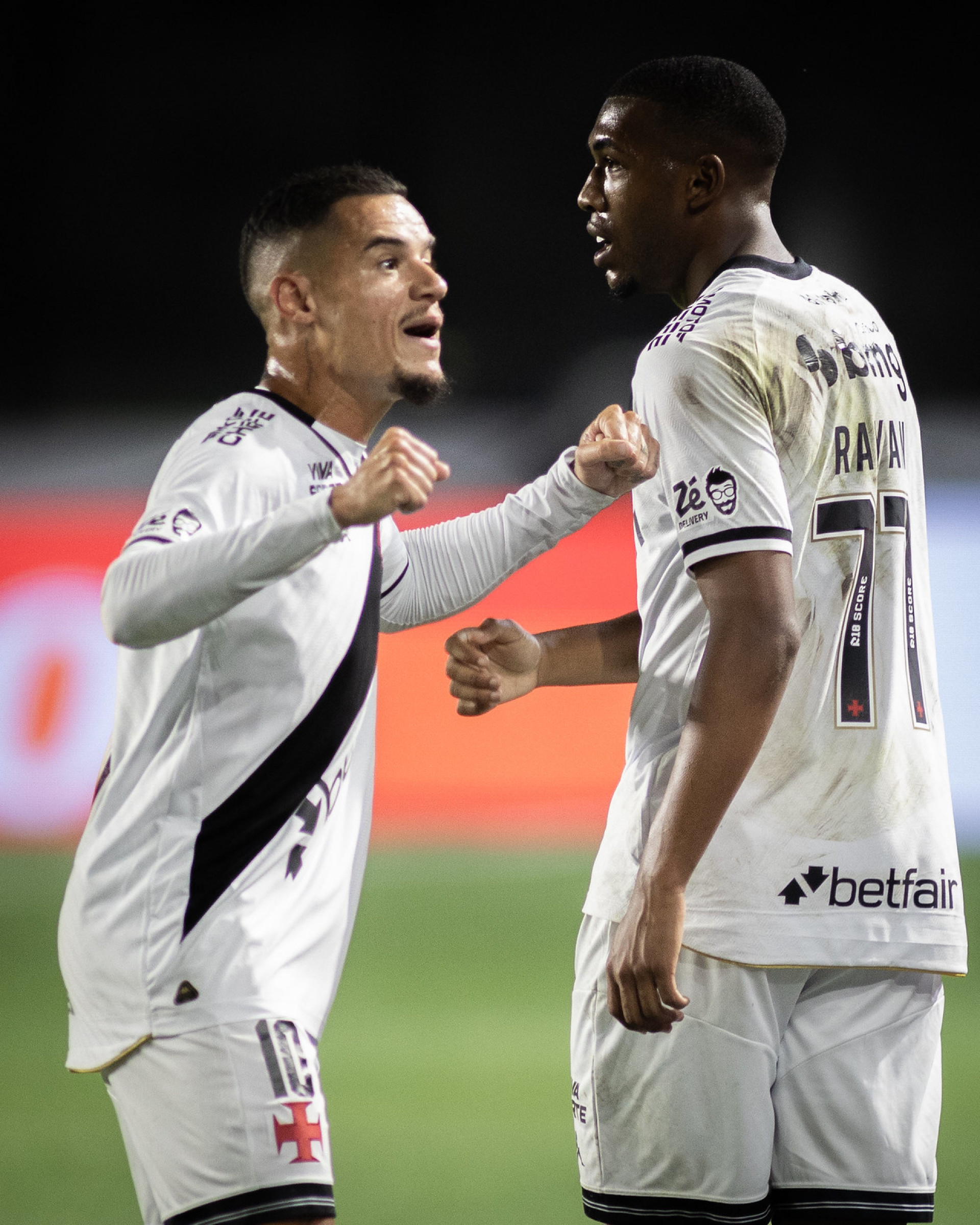 Coutinho e Rayan marcaram na vitória do Vasco