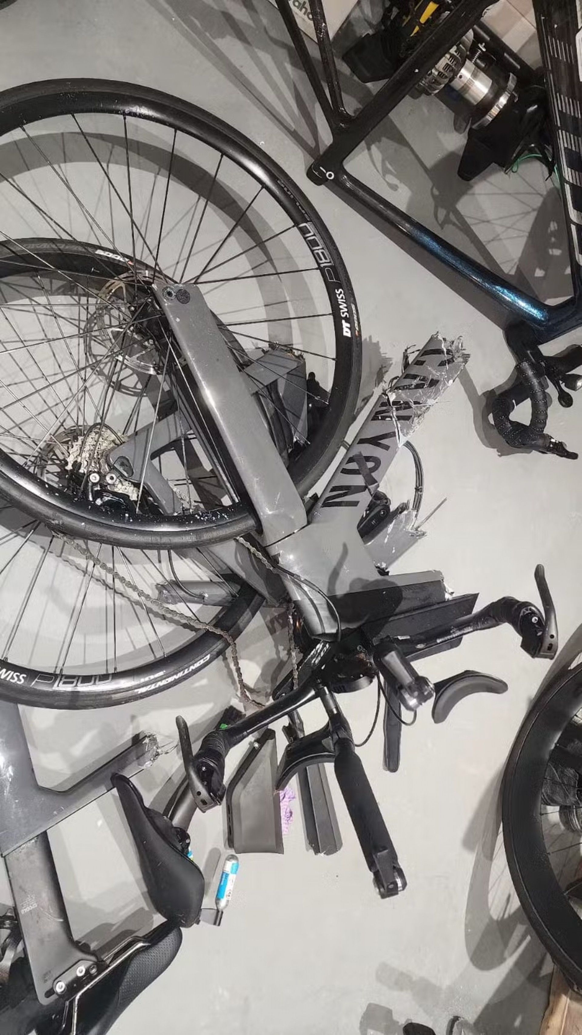 Bicicleta ficou destruída após atropelamento de grupo de ciclistas na Enseada de Botafogo