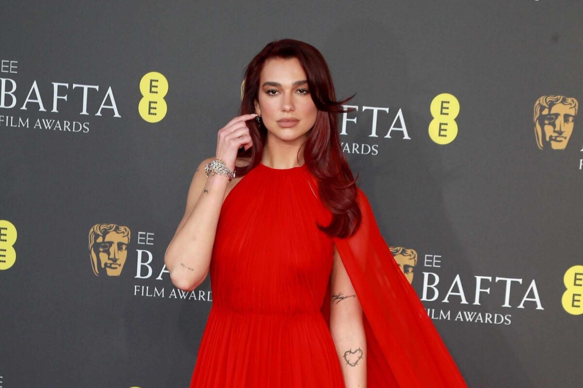 O cabelo cereja glossy combina nostalgia com modernidade, conquistando at&eacute; as celebridades (Imagem: Fred Duval | Shutterstock)