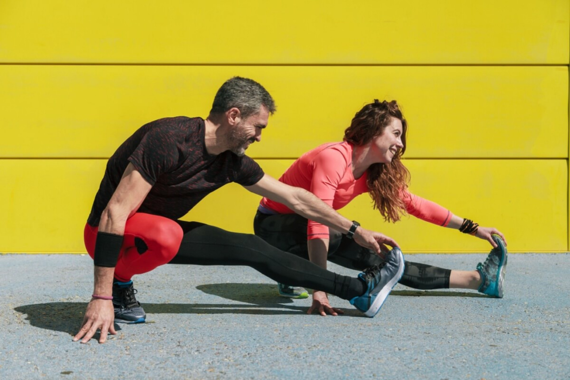 O aquecimento e o alongamento antes da corrida ajudam a evitar les&otilde;es (Imagem: Manu Reyes | Shutterstock)