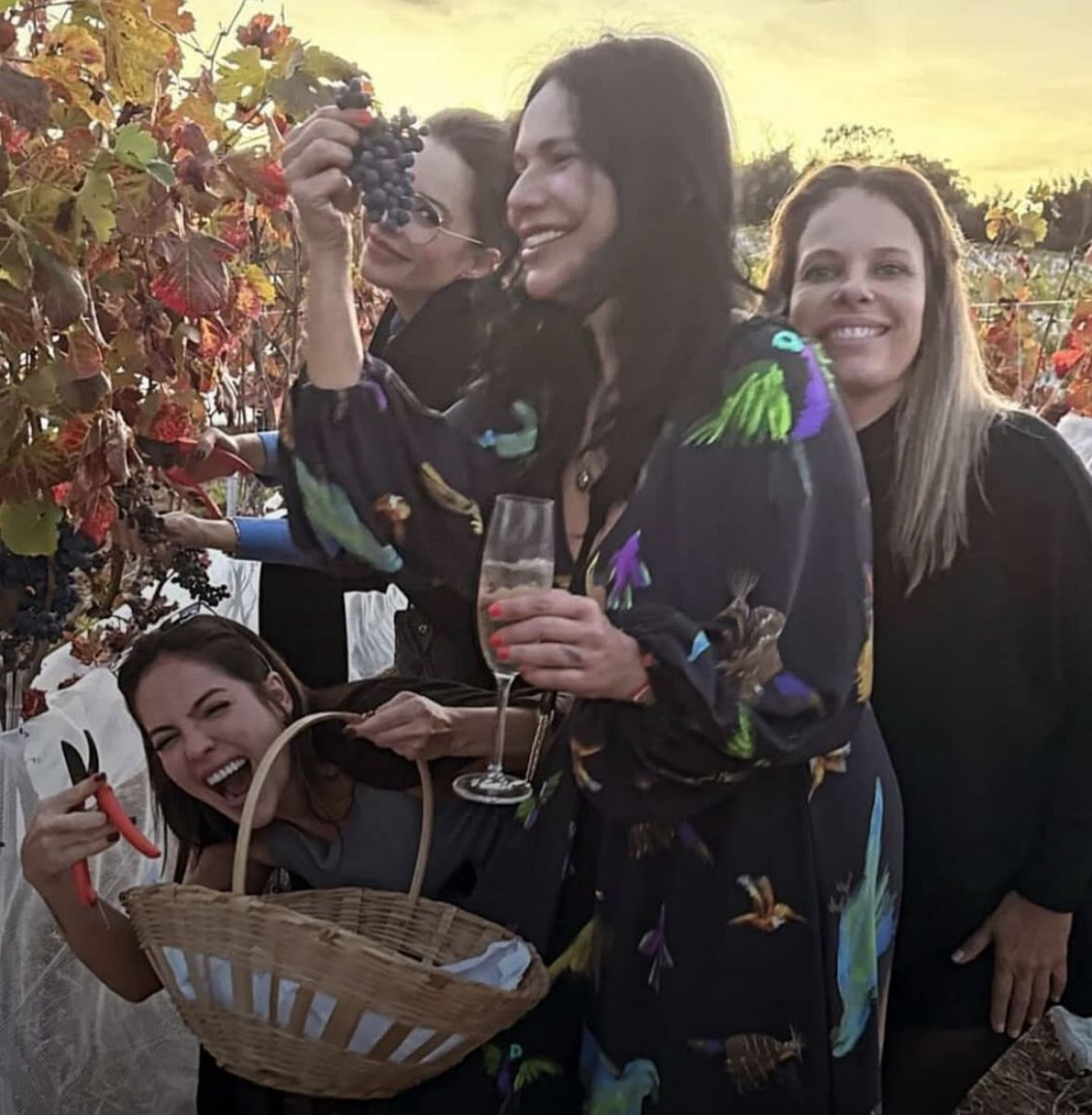 Discreta, Sandy aparece escondidinha em foto com a sogra - Reprodução / Instagram