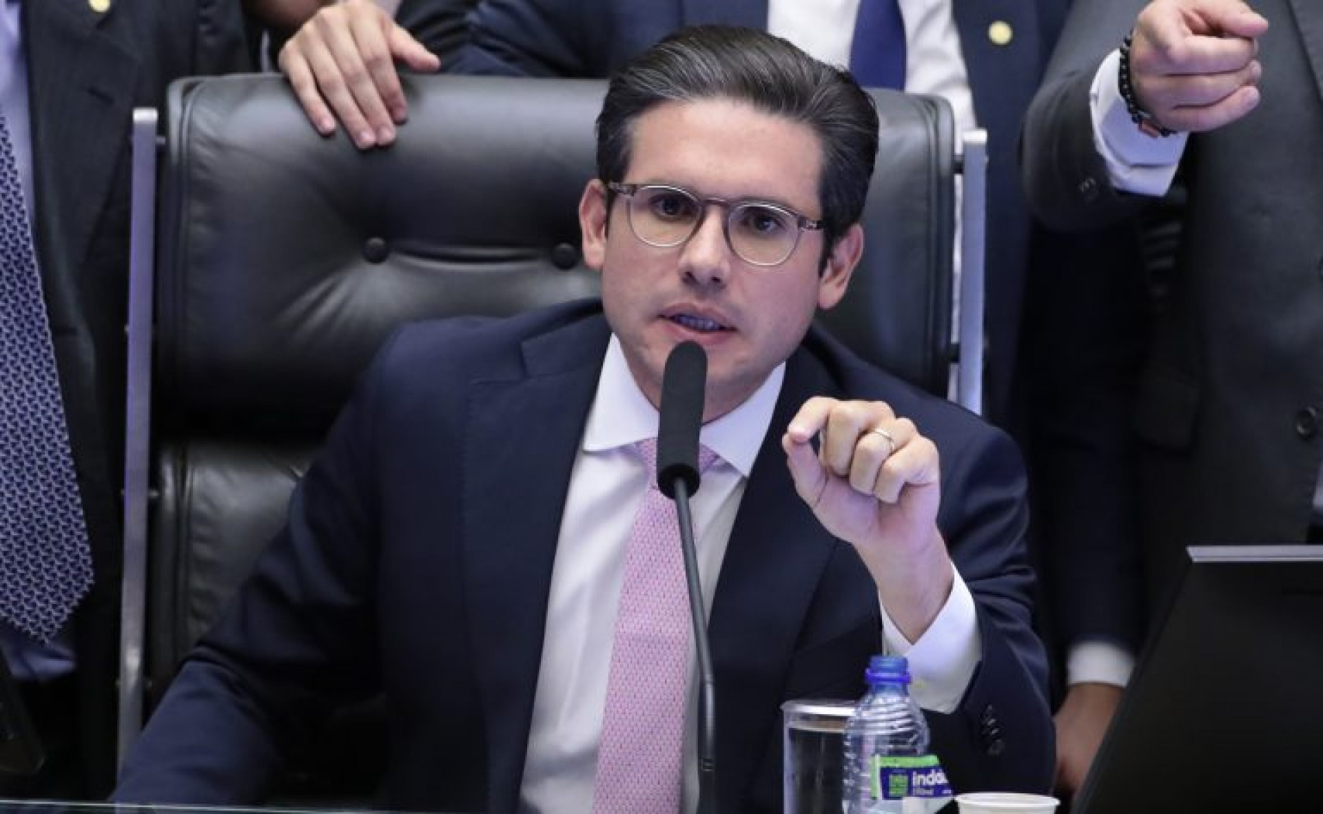 Ca^mara aprova em primeiro turno PEC da Blindagem que protege deputados de processos e priso~es