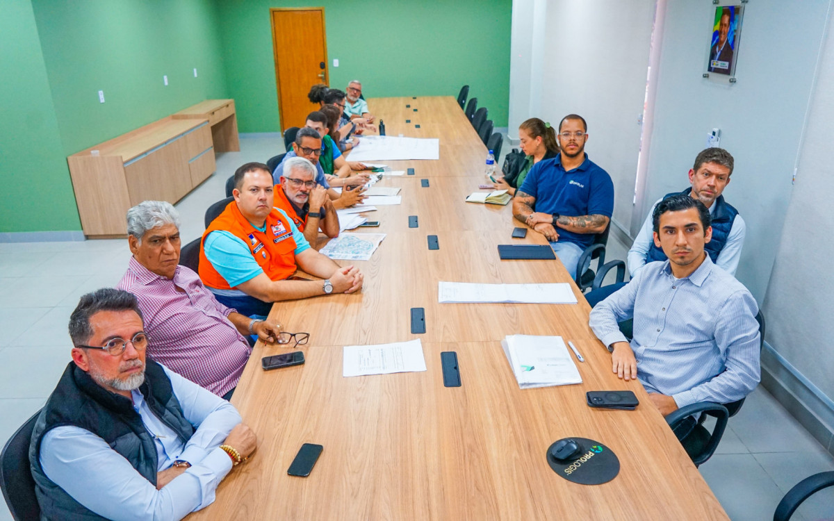 Secretários municipais Antonio Marcos Barreto (Ambiente, Mudanças do Clima e Bem-Estar Animal), Drigão (Defesa Civil) e Pedro Basílio (Obras e Serviços Públicos) durante a reunião