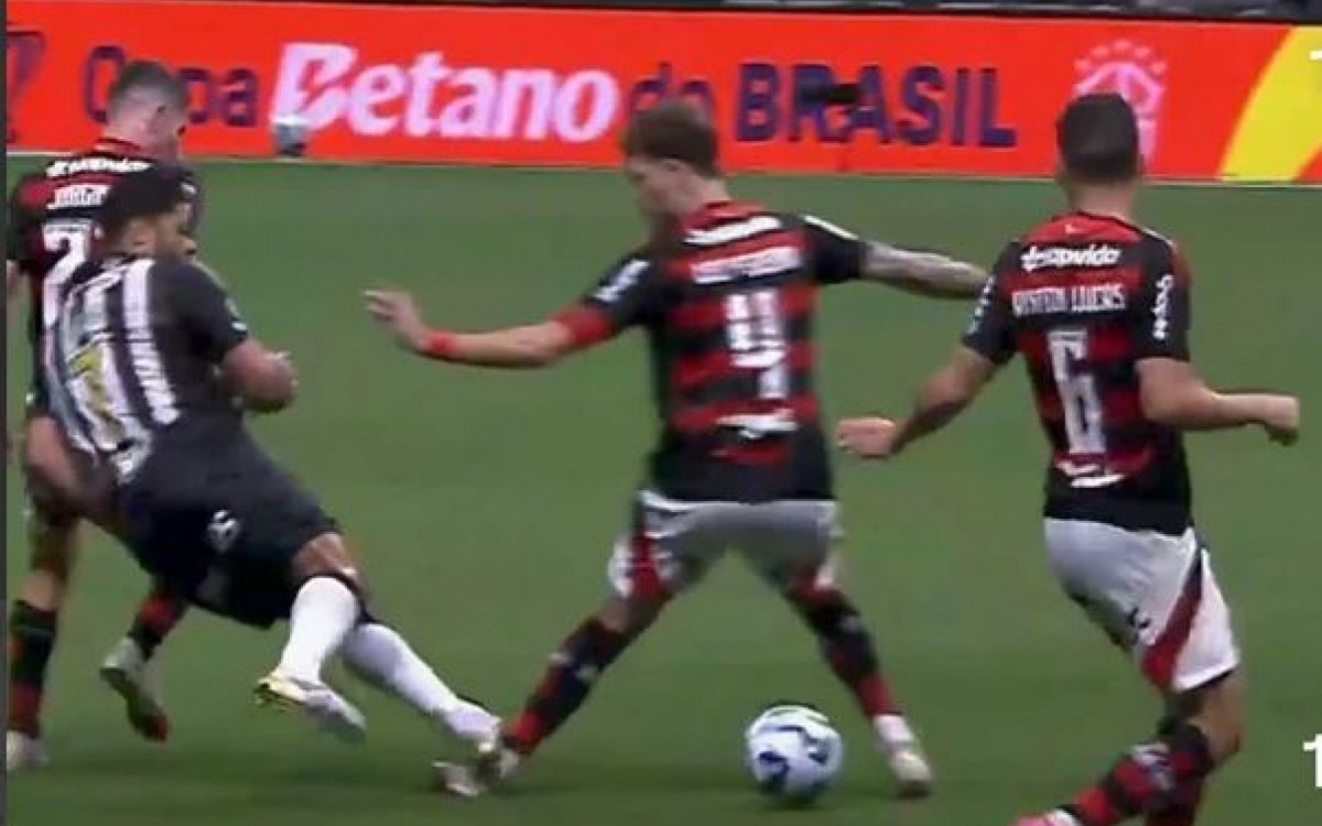 Árbitro erra ao não expulsar Hulk após entrada violenta em Léo Pereira do Flamengo