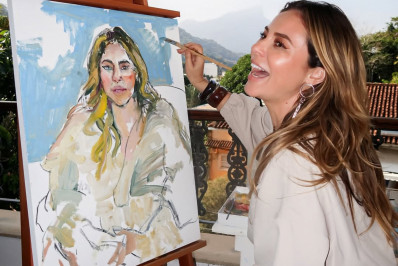 Paolla Oliveira recebe retrato pintado à mão e exibe obra 
