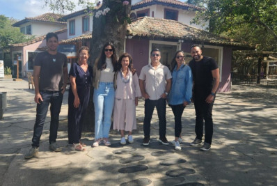 Amanrasa e Prefeitura de Búzios instalam contentor em forma de baleia para coleta de plásticos no Porto da Barra