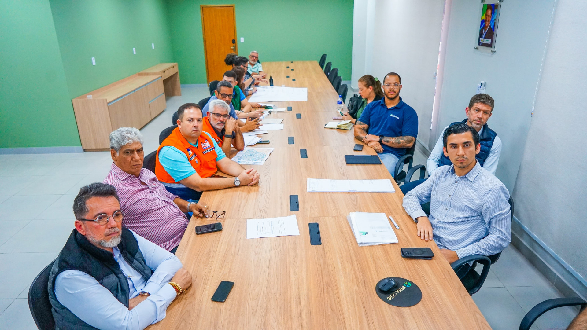 Secret&aacute;rios municipais Antonio Marcos Barreto (Ambiente, Mudan&ccedil;as do Clima e Bem-Estar Animal), Drig&atilde;o (Defesa Civil) e Pedro Bas&iacute;lio (Obras e Servi&ccedil;os P&uacute;blicos) durante a reuni&atilde;o - Gilberto Rocha/ PMSJM