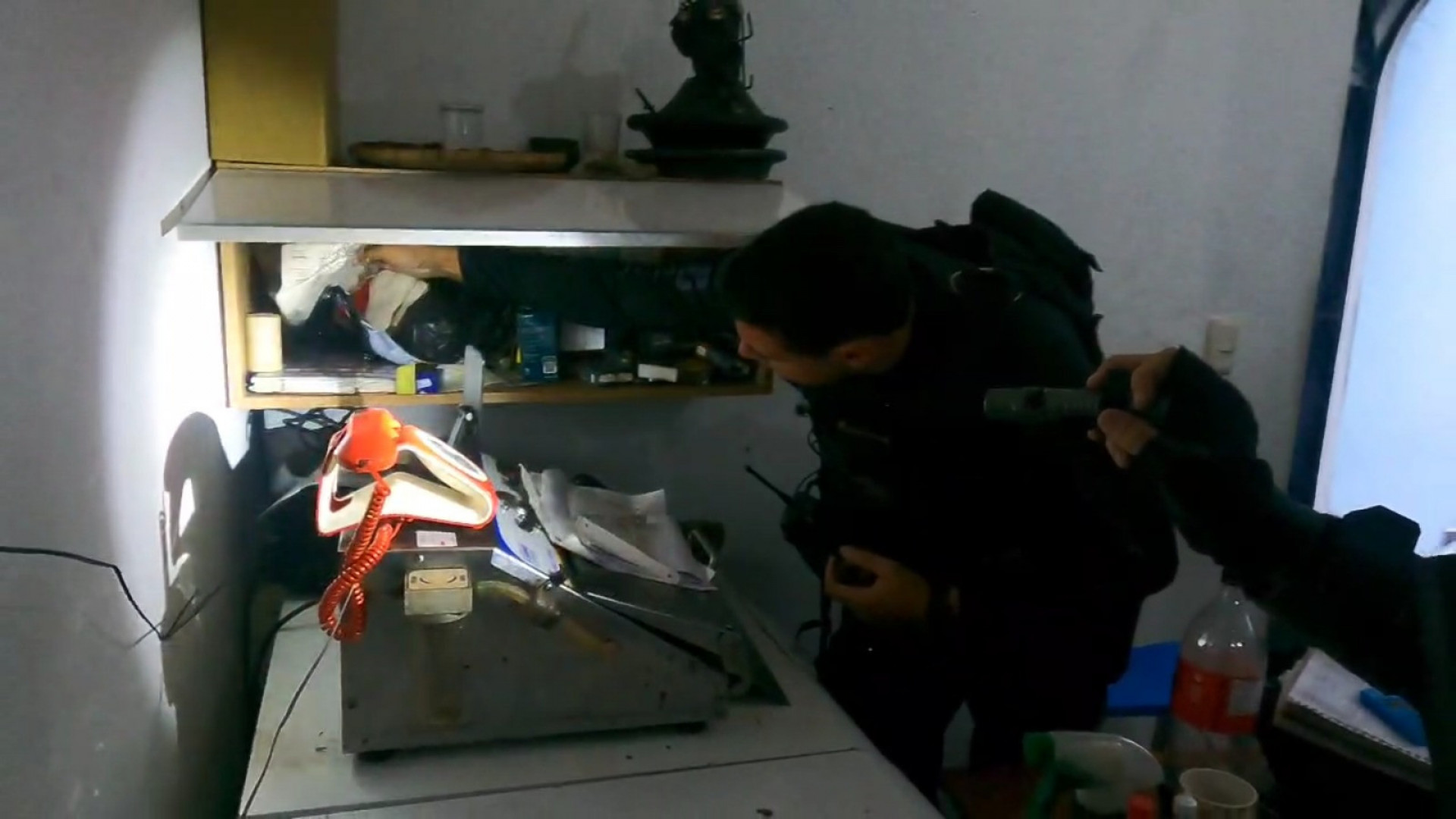 Policiais cumprem mandados de prisão e de busca e apreensão durante operação - Reprodução