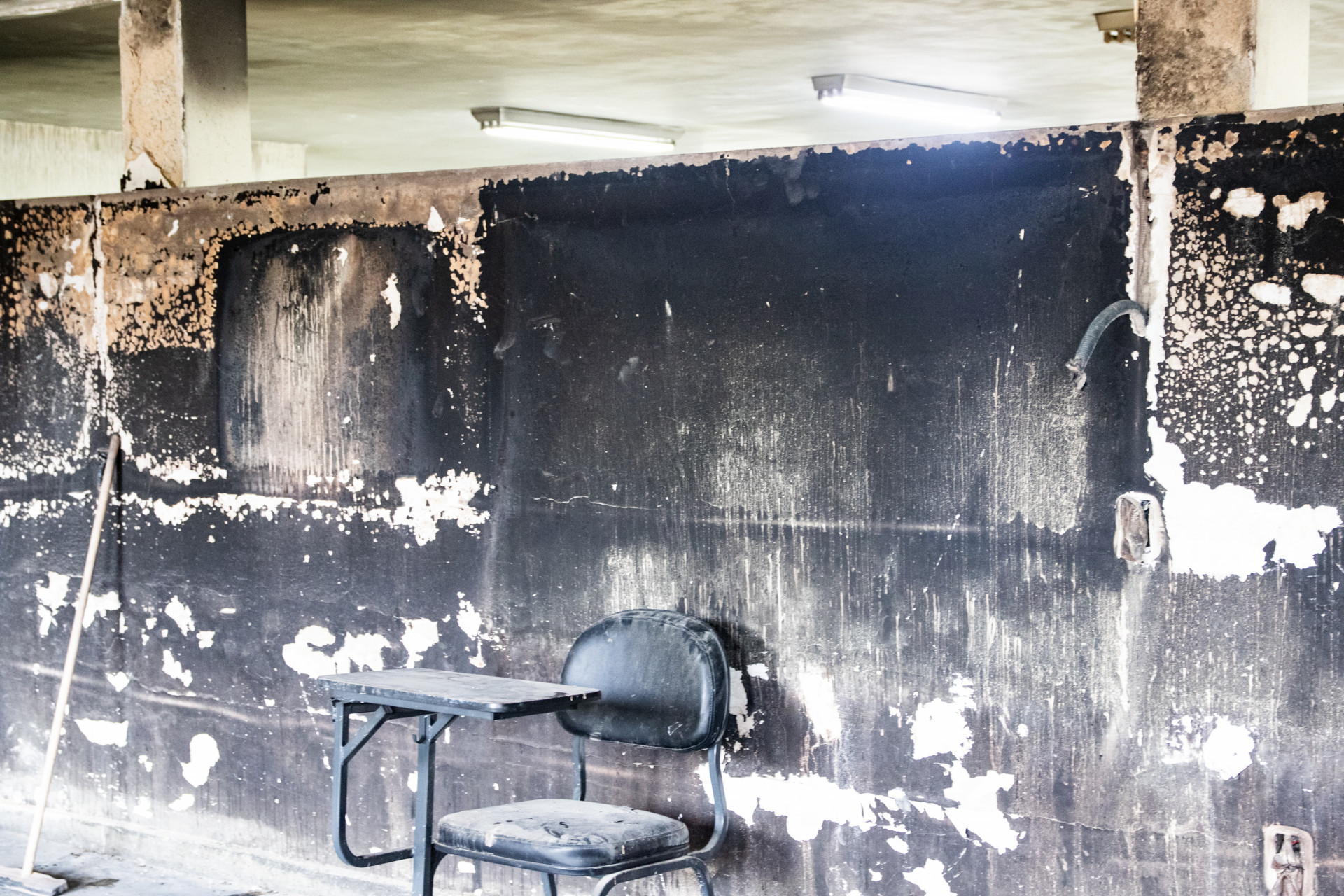 Fogo destruiu salas da paróquia - Érica Martin/Agência O Dia