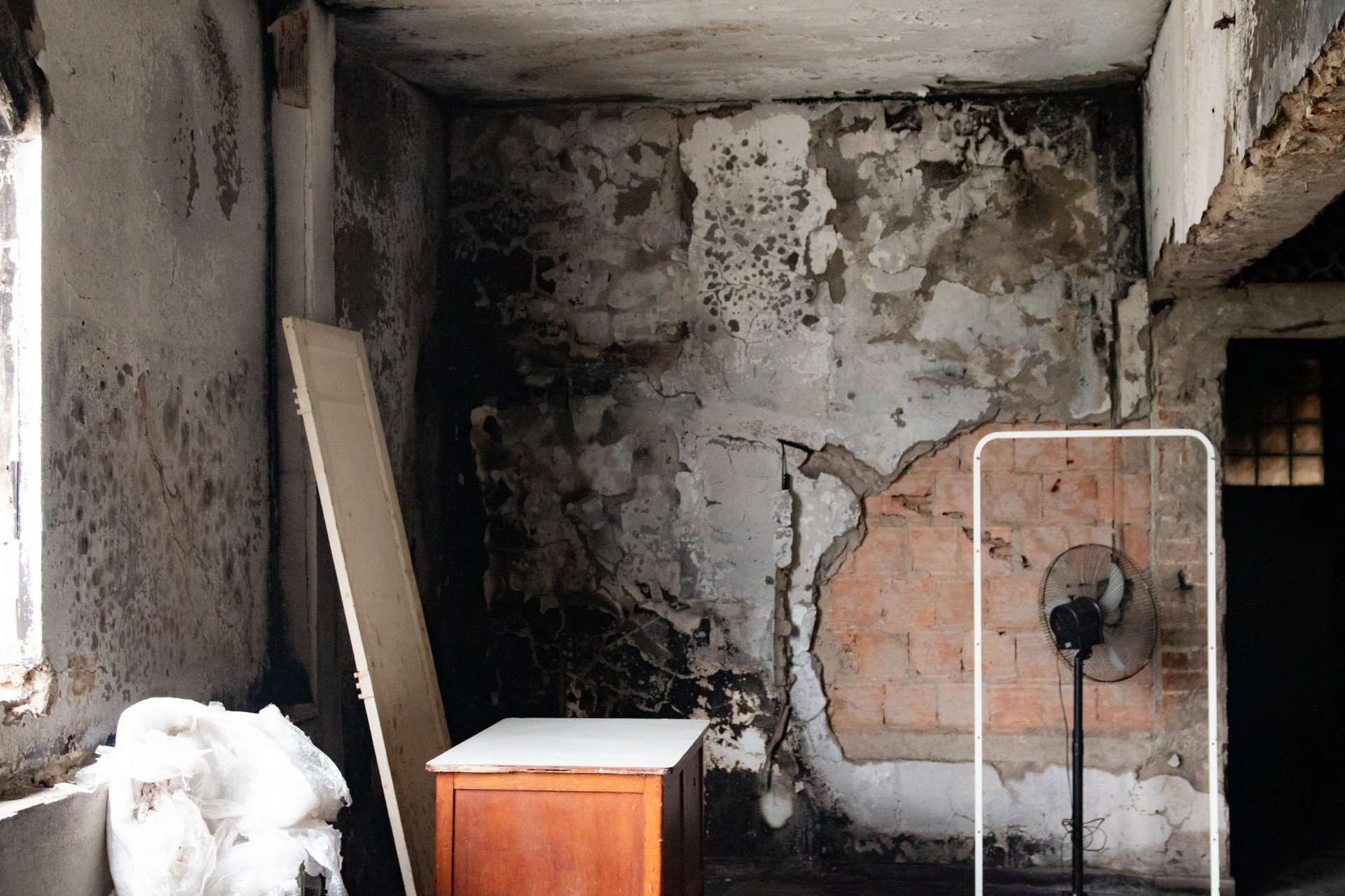 Segundo andar da paróquia teve salas destruídas - Érica Martin/Agência O Dia