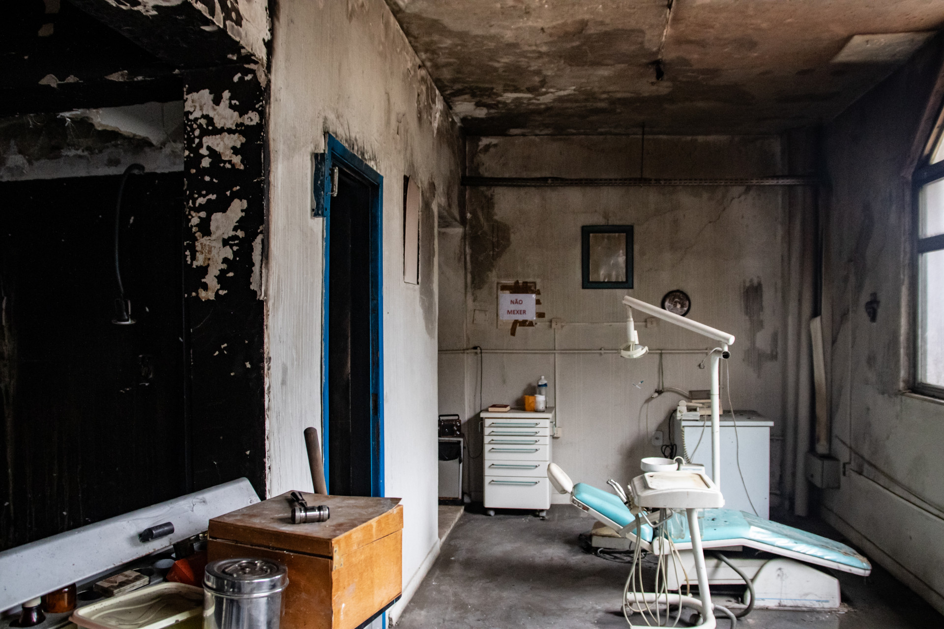 Sala para atendimentos dentários foi destruída pelop fogo - Érica Martin/Agência O Dia