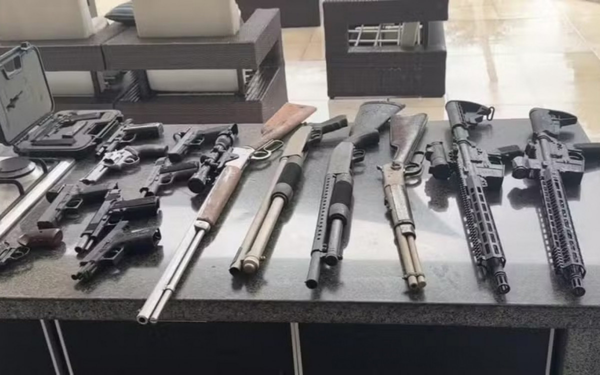 Dez armas foram apreendidas pela Polícia Civil em casa no Recreio dos Bandeirantes