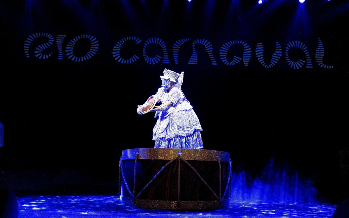 \'Noite dos Enredos\' recebe mais de 8 mil pessoas na Cidade do Samba