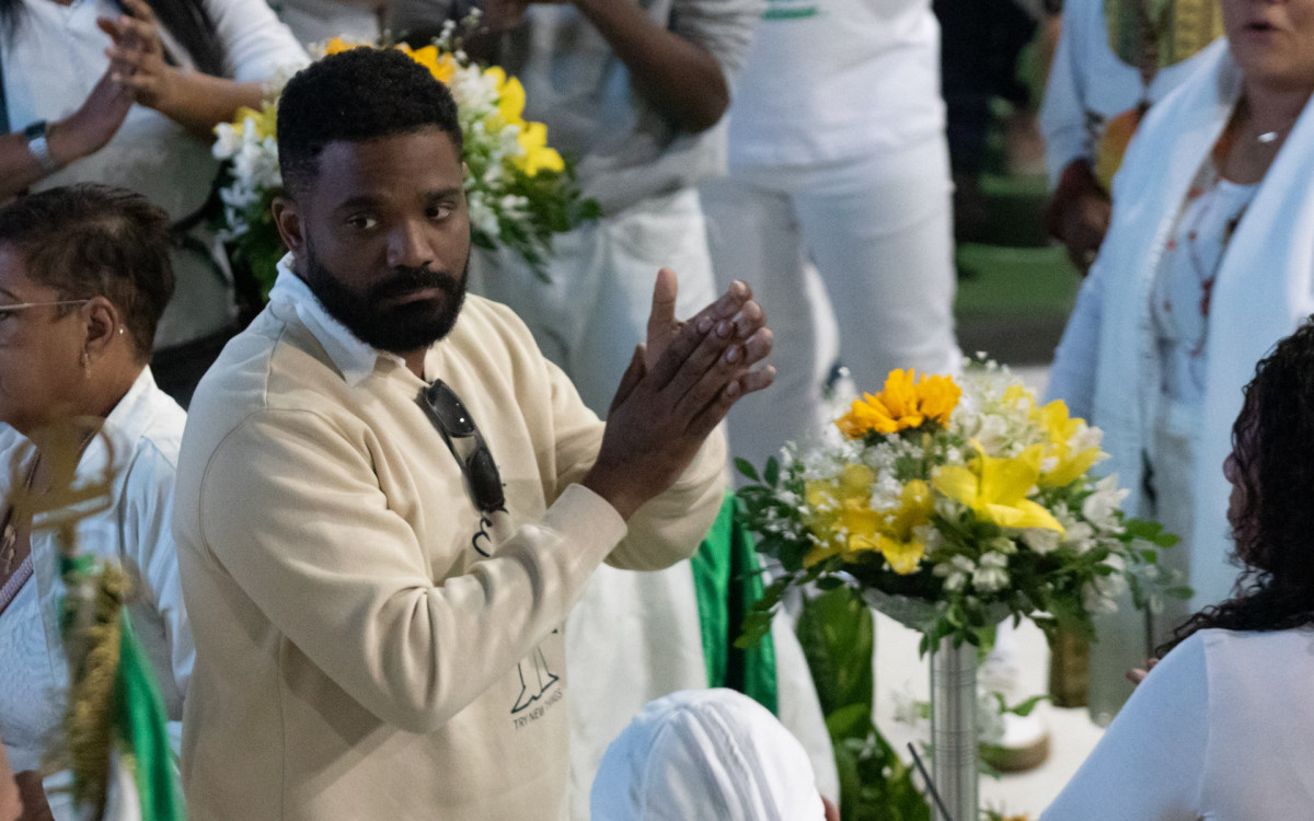 Arlindinho, filho de Arlindo Cruz, homenageia o pai durante o vel&oacute;rio