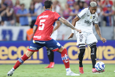 Áudios do VAR mostram auxiliar tentando convencer árbitro a cancelar expulsão em jogo do Botafogo