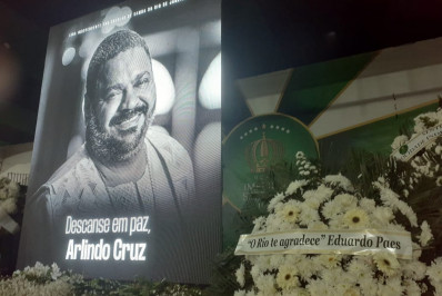Fãs de Arlindo Cruz celebram legado do artista em velório: 'Mestre do Samba'
