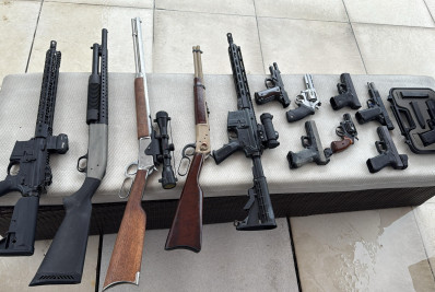 Arsenal com dez armas é apreendido em casa de homem condenado por tráfico internacional