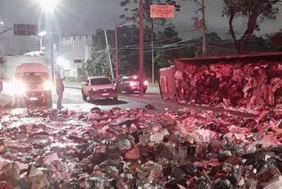 Acidente com carreta interdita Estrada da Pedra, em Guaratiba