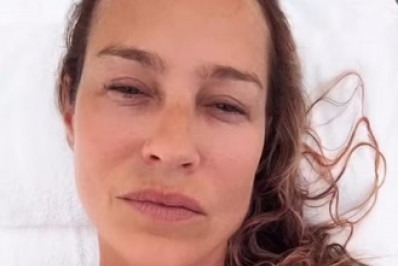 Em Roma, Luana Piovani curte piscina de hotel e celebra aniversário da mãe