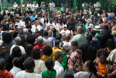 Com roda de samba, familiares, amigos e fãs se despedem de Arlindo Cruz em velório