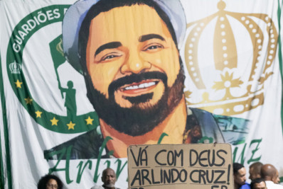 Fãs de Arlindo Cruz celebram legado do artista em velório: 'Mestre do Samba'