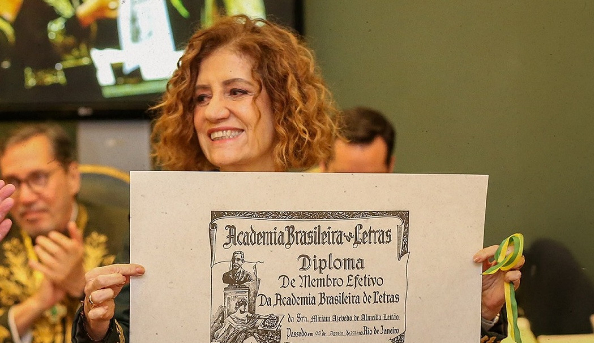 M&iacute;riam Leit&atilde;o posa com diploma ao tomar posse na ABL