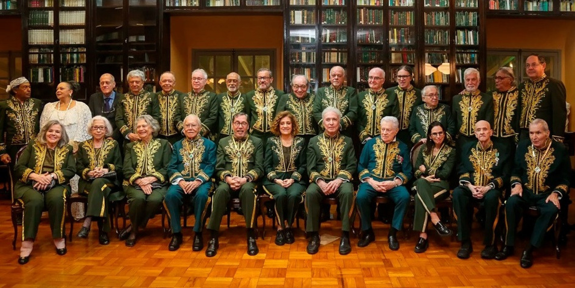 Míriam Leitão com outros membros da Academia Brasileira de Letras - Divulgação / ABL