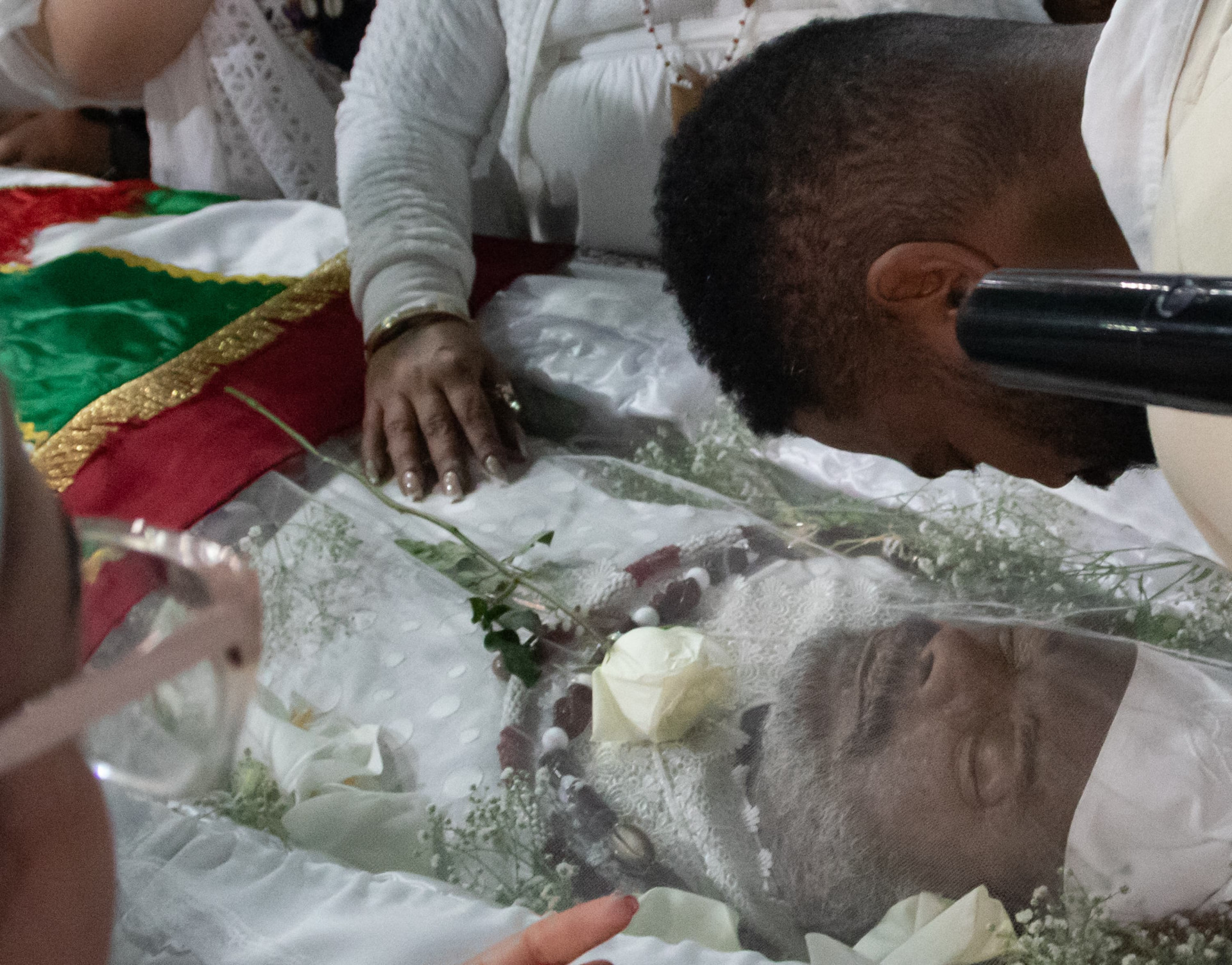 Arlindinho, um dos filhos de Arlindo Cruz, se despede do pai na quadra do Império Serrano - Érica Martin / Agência O Dia