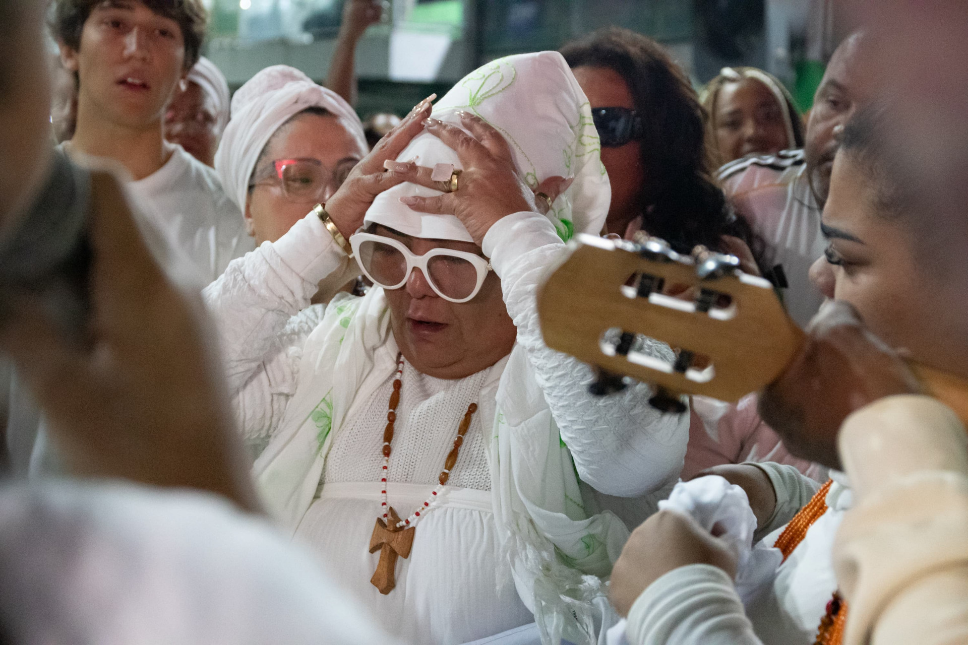 Familiares e amigos de Arlindo Cruz participam de roda de samba em velório - Érica Martin / Agência O Dia