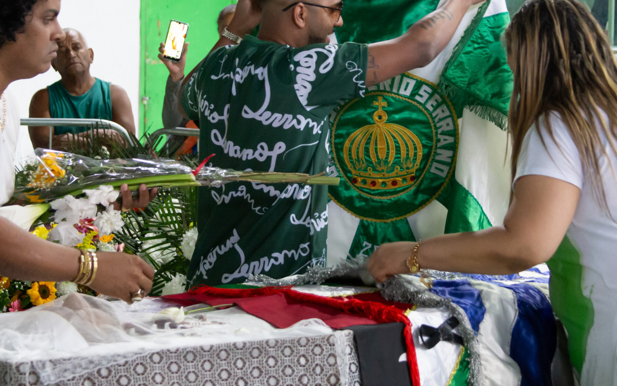 Alguns fãs se despedindo de Arlindo Cruz, na quadra do Império Serrano, em Madureira, na manhã deste domingo (10).